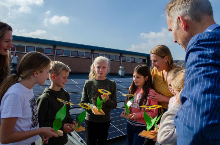 Gedeputeerde Huib van Essen met leerlingen van basisschool de Vlinder in Houten