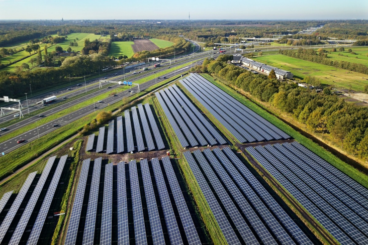 Zonnepanelen in weide bij Eemnes