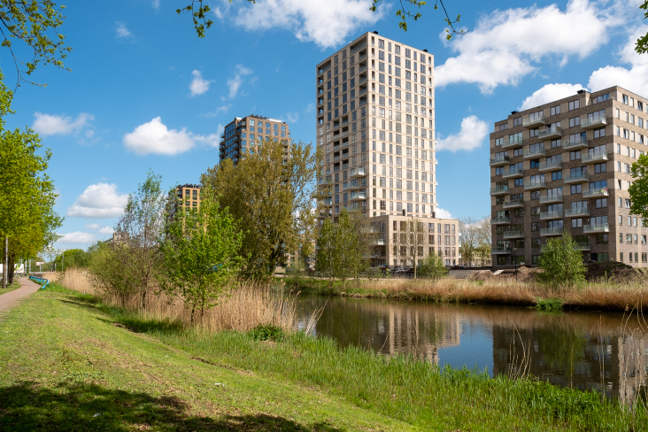 © Simon Lamme Zicht op het Hogekwartier in Amersfoort met een aantal appartementencomplexen achter een vijver