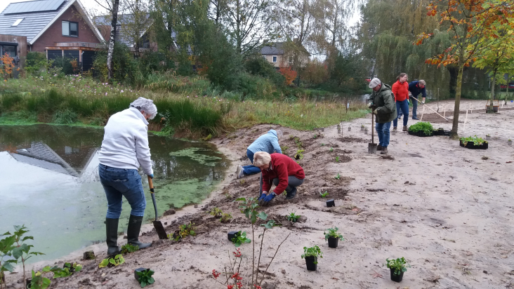Inwoners Woudenberg planten groen in hun nieuwe tuin