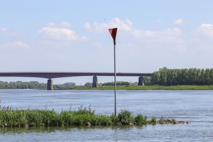 Zicht op de Rijnbrug over de Rijn bij Rhenen