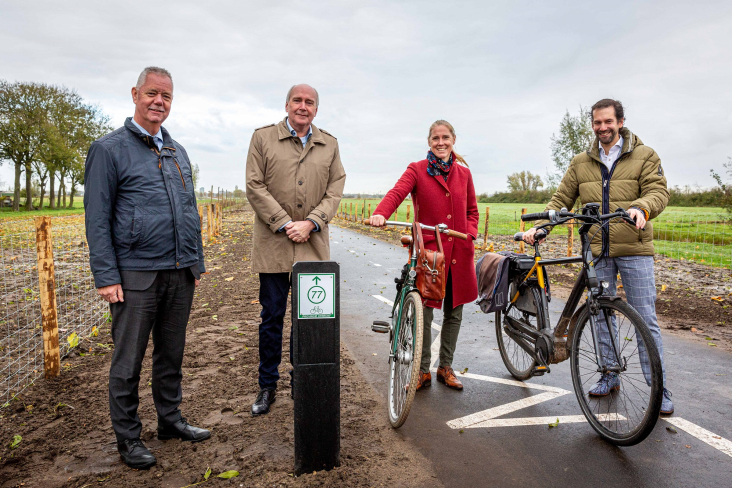 © Rick Huisinga Johan van Everdingen, Kees Geldof, Lot van Hooijdonk en Arne Schaddelee op de fiets