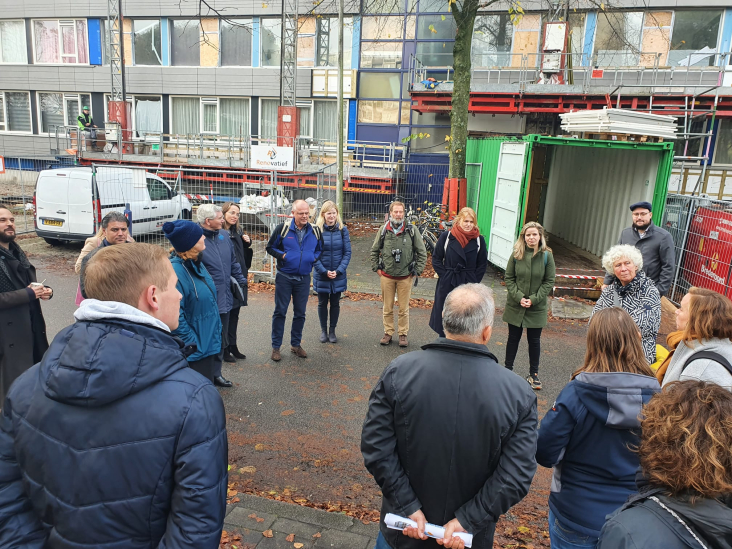 Statenleden in Overvecht tijdens de wandeling door de wijk 2