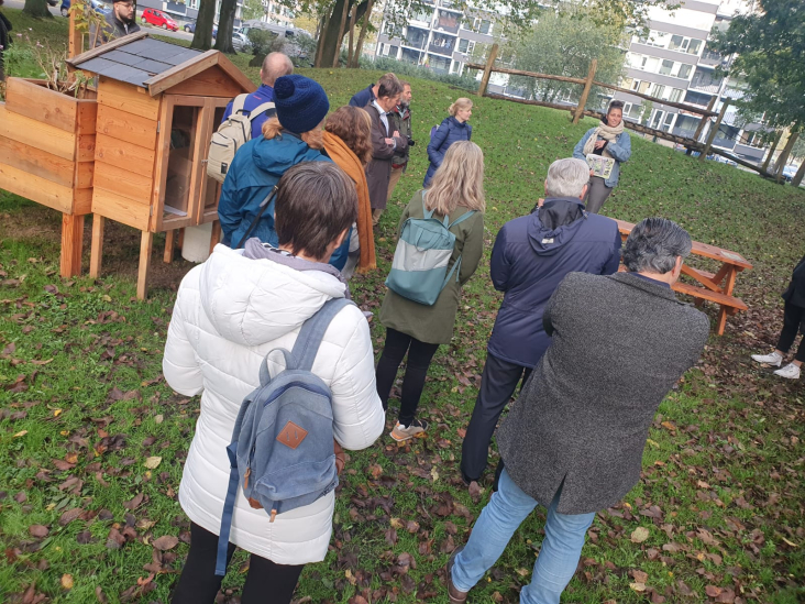 Statenleden in Overvecht tijdens de wandeling door de wijk