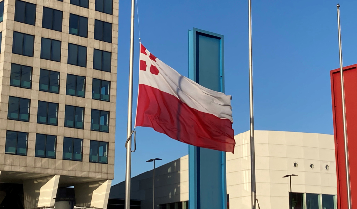 De provincievlag hangt, in verband met het overlijden van Statenlid Willem Wijntjes, halfstok