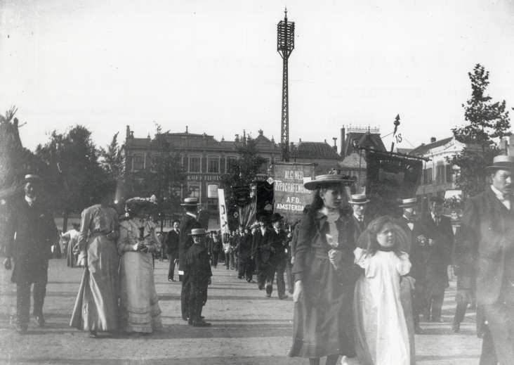 Deelnemers aan de landelijke demonstratie voor Algemeen Kiesrecht die in Utrecht bij Vredenburg werd gehouden, ergens tussen 1902 en 1905