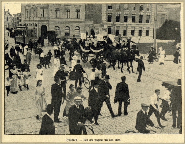 Een wagen uit de propaganda-optocht voor het vrouwenkiesrecht op de Wittevrouwenbrug in Utrecht, 1910