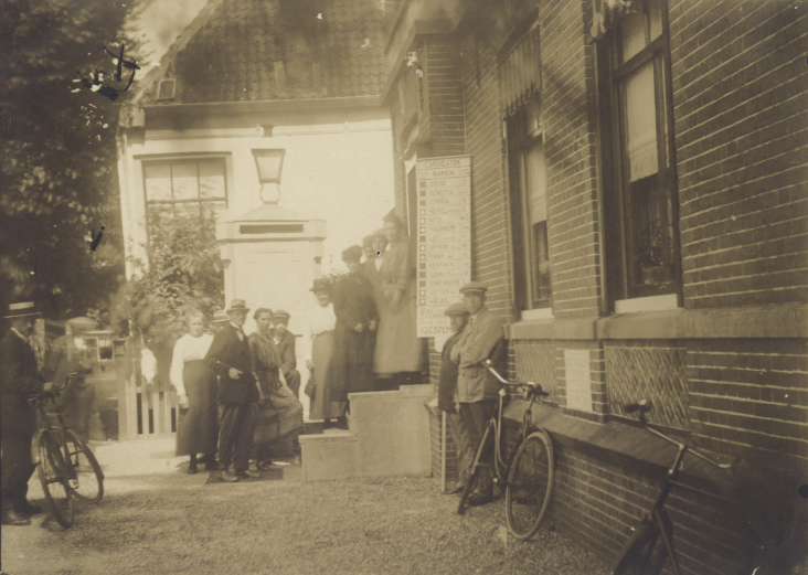 © Het Utrechts Archief Kiesgerechtigde vrouwen stemmen in Abcoude, 1920