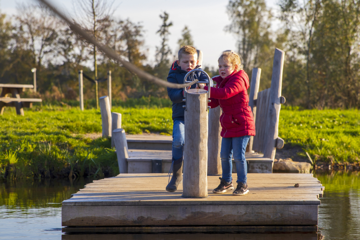 Kinderen spelen op het water