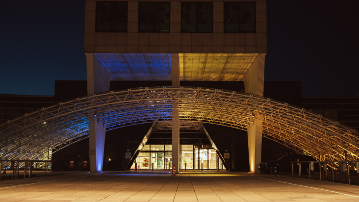 Huis voor de Provincie met blauw/geel verlichte entree