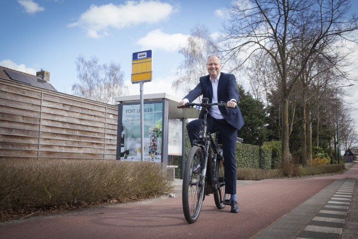 Wethouder Engbert Stroobosscher van gemeente Veenendaal op de fiets