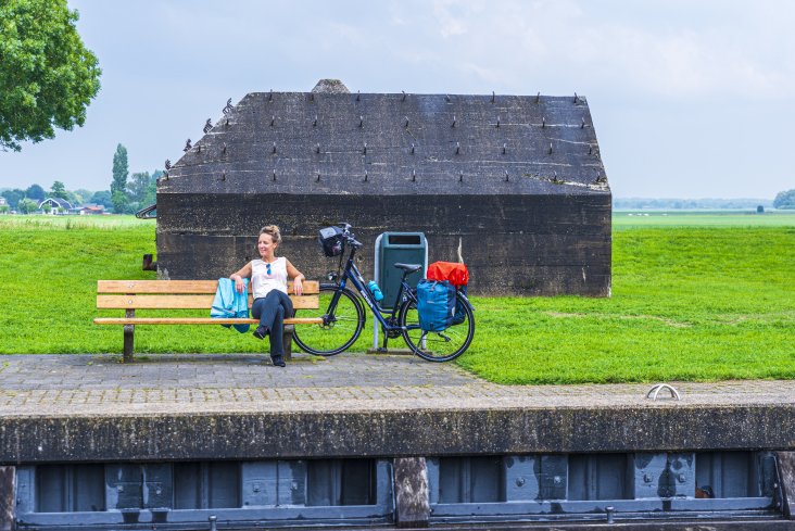 Fietser rust uit langs Waterlinie fietsroute