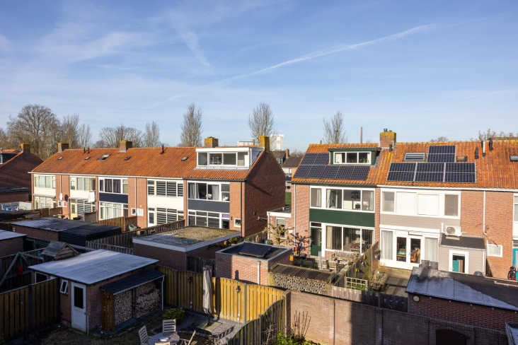 Straat met zonnepanelen en geïsoleerde gevels in Woerden