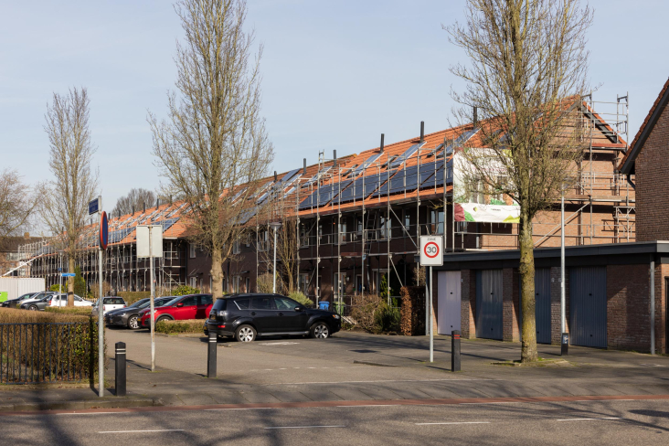 Steigers in een straat in Woerden voor isolatiewerkzaamheden