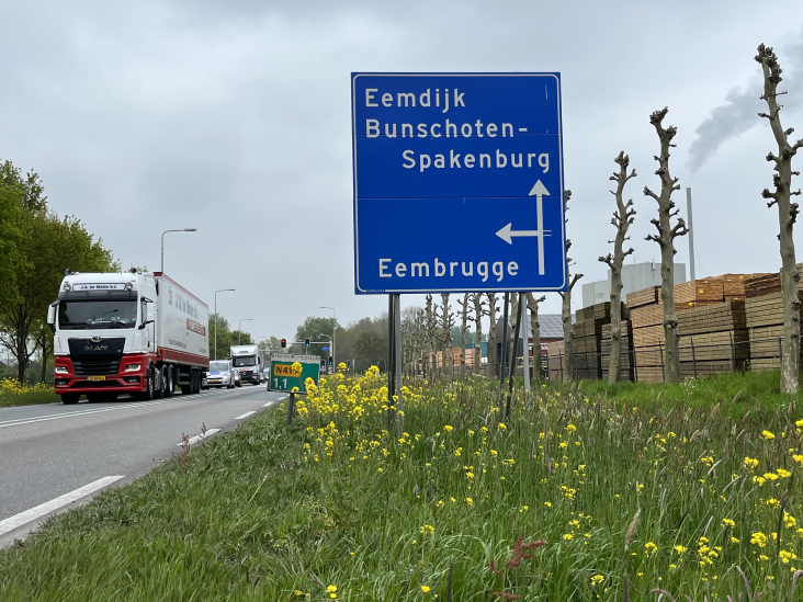 De Bisschopsweg (N414) in Eemnes met verkeer en een ANWB-bord langs de kant.