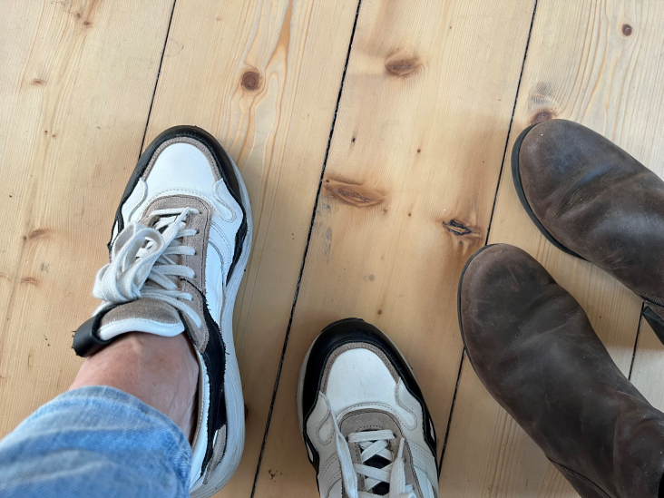De voeten van twee mensen die lopen naar een bijeenkomst