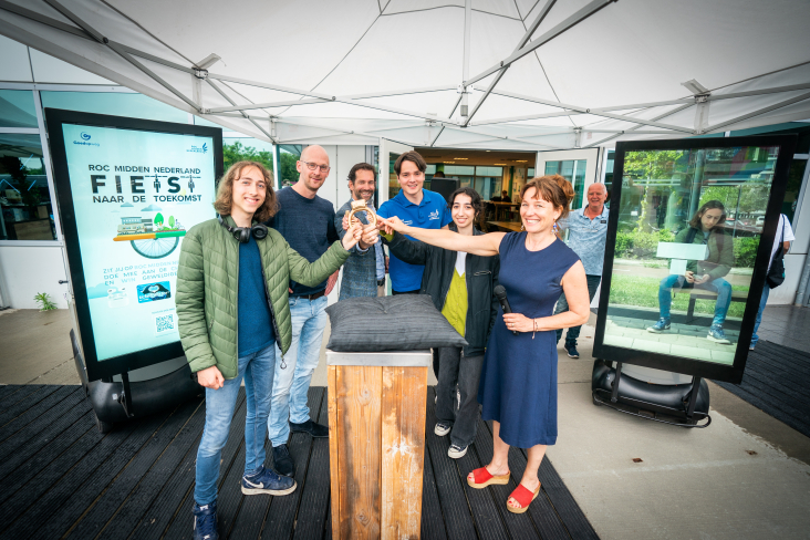 V.l.n.r. Romme Sinon (stagiair en ROC-student), René Gelens (locatiedirecteur ROC Midden-Nederland), Arne Schaddelee (gedeputeerde provincie Utrecht), Nick de Jong (lid studentenraad), Ebru Türkmen (stagiair en ROC-student) en Dorien Lathouwers (projectleider Goedopweg).