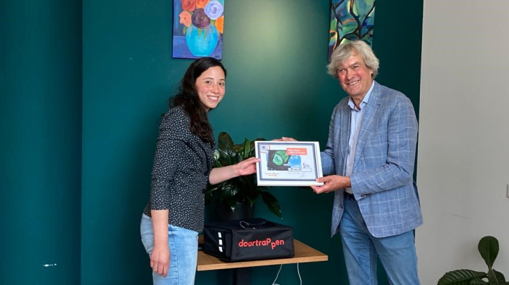 De overhandiging van het Doortrappencertificaat. v.l.n.r. Chantal Kronenburg, provincie UtrechtAlbert van Kuijk, oud-wethouder verkeer gemeente Zeist en oprichter van de Algemene Seniorenvereniging. Zeist.