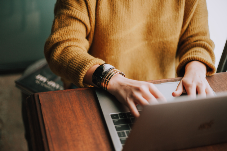 Vrouw typt op laptop