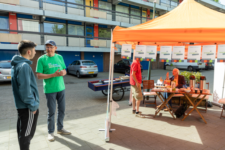 © José Kliphuis Mensen praten bij stand Energie in Smitsveen, Soest