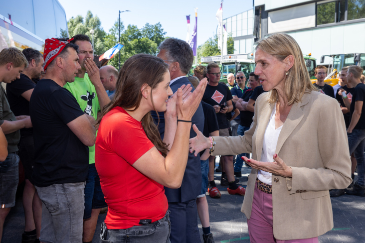 Gedeputeerde Mirjam Sterk in gesprek met boerin Anja Henken op de boerendemonstratie tegen de stikstofreductie bij Galgenwaard in Utrecht