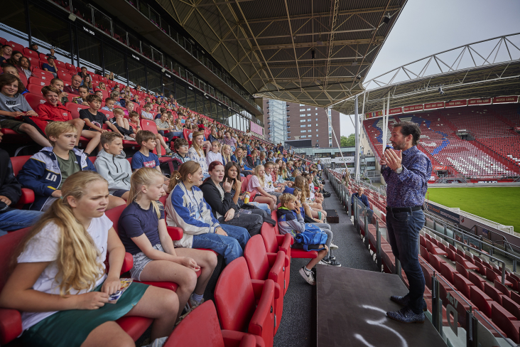 Gedeputeerde Arne Schaddelee trapt de fietshackathon af in Stadion Galgenwaard