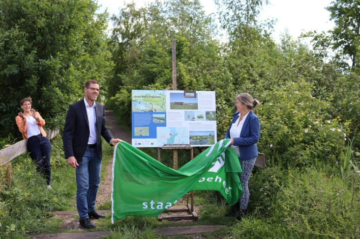 Mensens bij informatiebord in bos