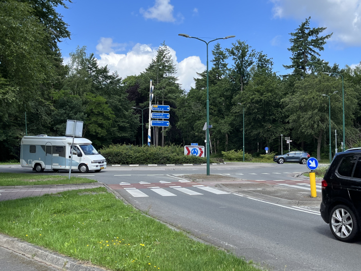 Een afbeelding van de rotonde Donderberg (N225-N226) in Leersum die in juli 2022 op de schop gaat voor groot onderhoud.
