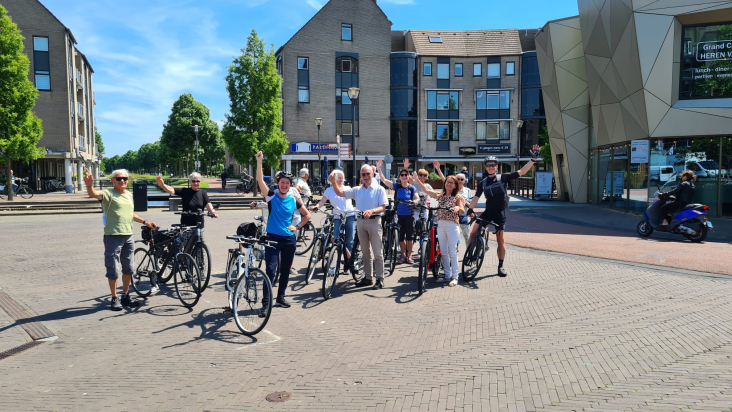 Groep mensen op de fiets