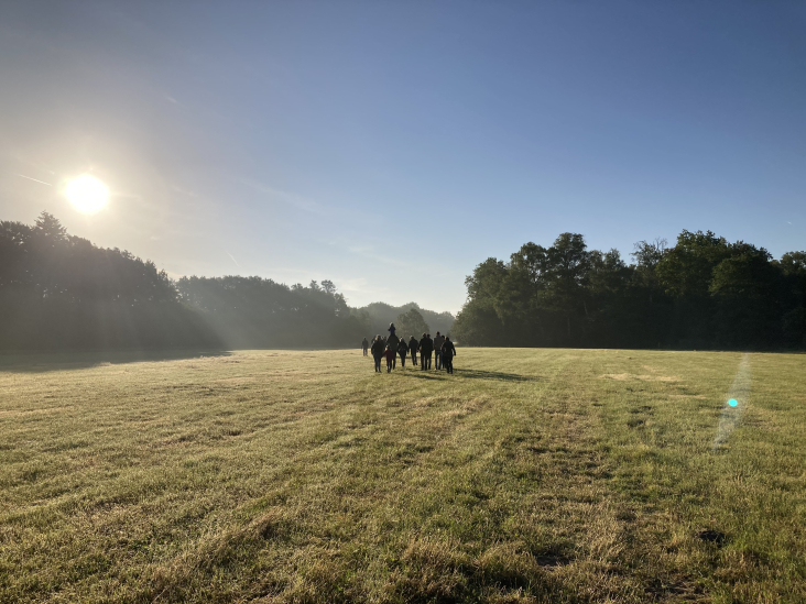 Mensen wandelen in de natuur