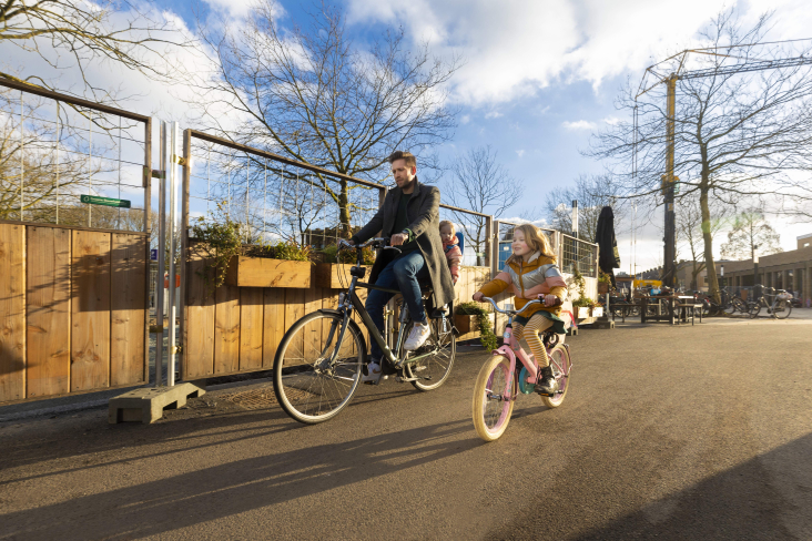 Man en kind op de fiets