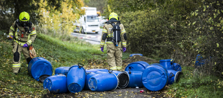 Brandweer ruimt drugsafval dat in de natuur is gedumpt