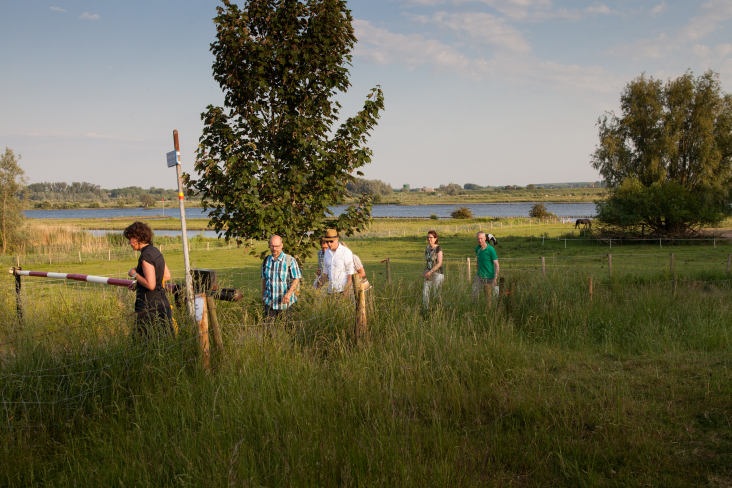 Wandelaars in het waterlinielandschap nabij Fort Honswijk