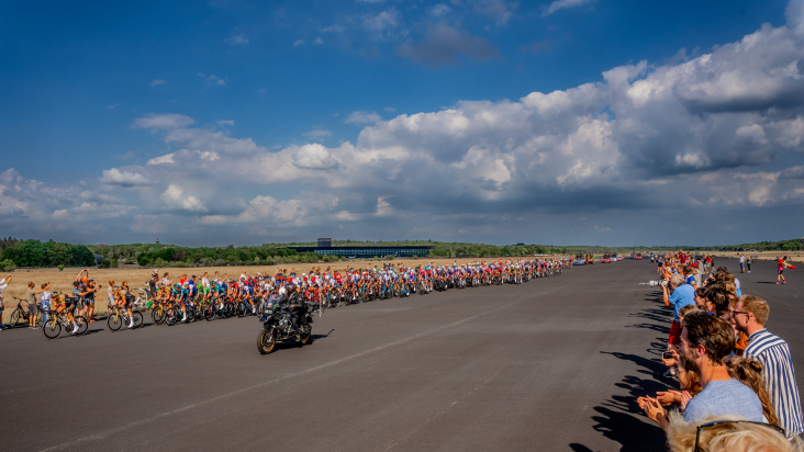 Etappe 2 Vuelta over landingsbaan Soesterberg