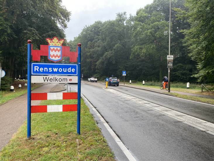 Een kombord tussen de weg en het fietspad wat je ziet als je Renswoude binnenrijdt.