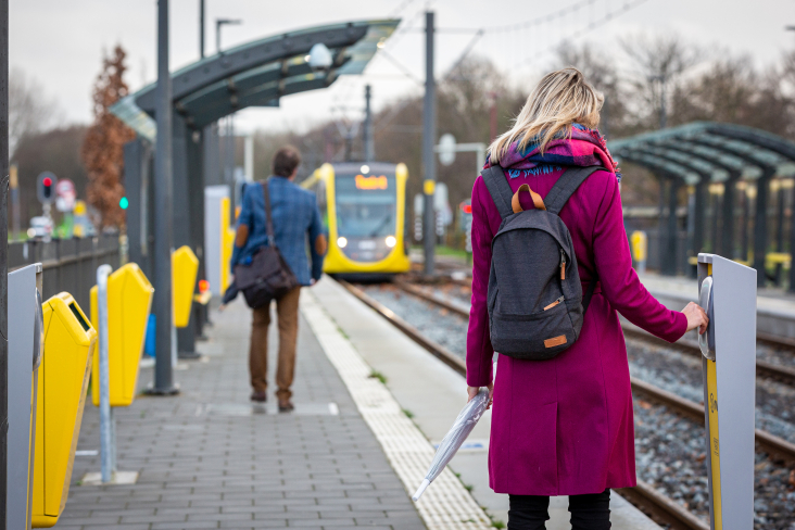 Vrouw checkt in bij tram