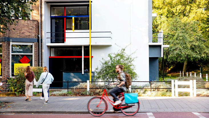 © Iris van den Broek Rietveld Schröderhuis met fietser