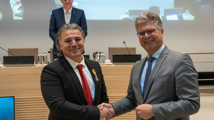 Osman Suna krijgt koninklijke onderscheiding van commissaris van de Koning Hans Oosters