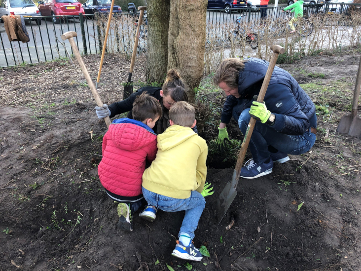 Kinderen werken in de schooltuin