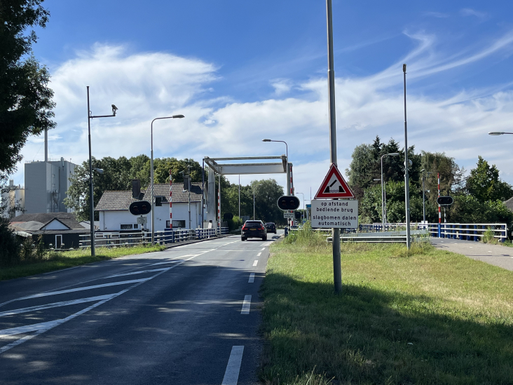 De Bisschopsweg (N414) in Eembrugge (gemeente Baarn) met in beeld de Eembrug die in de weg ligt.