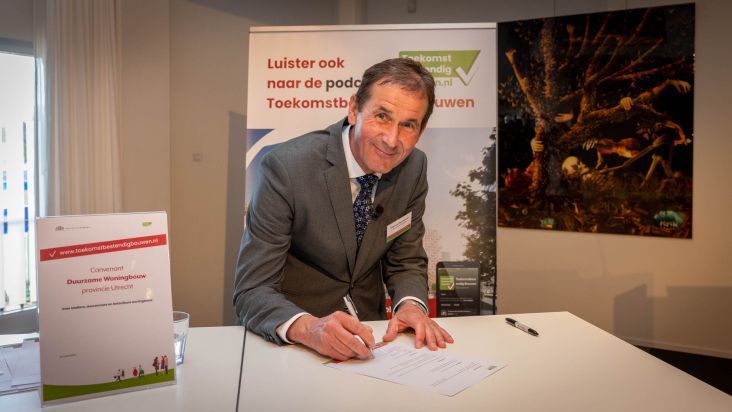 Gedeputeerde Rob van Muilekom ondertekent het convenant duurzame woningbouw
