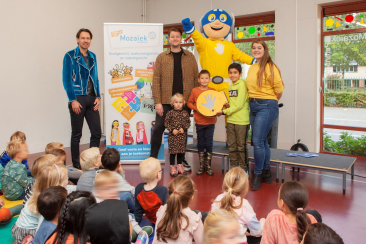 Wethouder Dylan Lochtenberg, Koen Relaes-Hols, High-Five mascotte en Mahité Cnudde