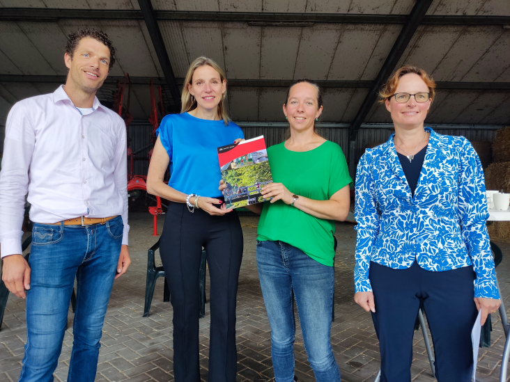 Gedeputeerde Mirjam Sterk overhandigt de beschikking van het actieplan aan Ramona Schalkwijk