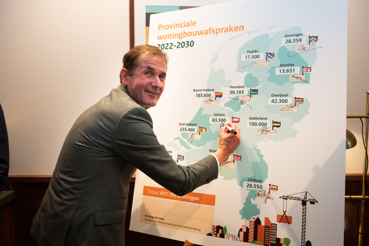Gedeputeerde Rob van Muilekom ondertekent het woningaanbod (okt 2022)