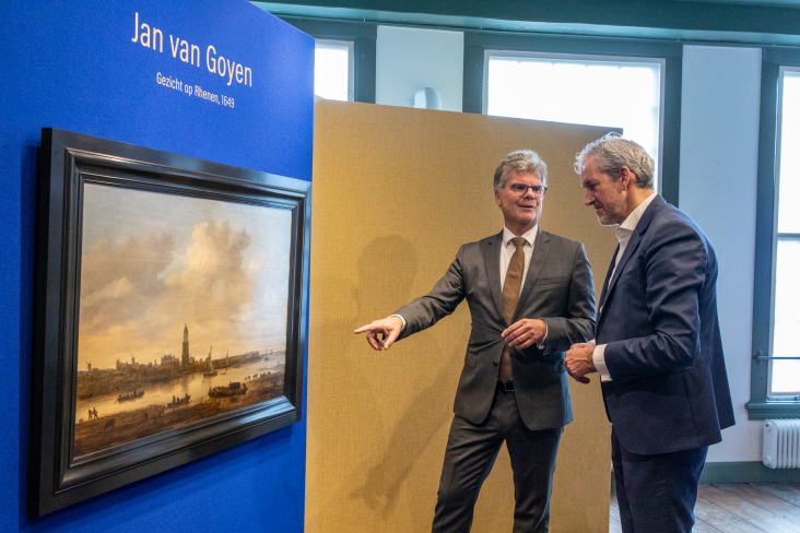 ‘Gezicht op Rhenen’: Commissaris van de Koning bezoekt meesterwerk Jan van Goyen