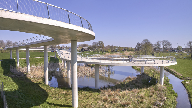 Fietser op fietsbrug