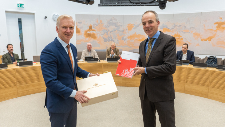 Robert Strijk overhandigt concept-begroting aan Ted Dinklo