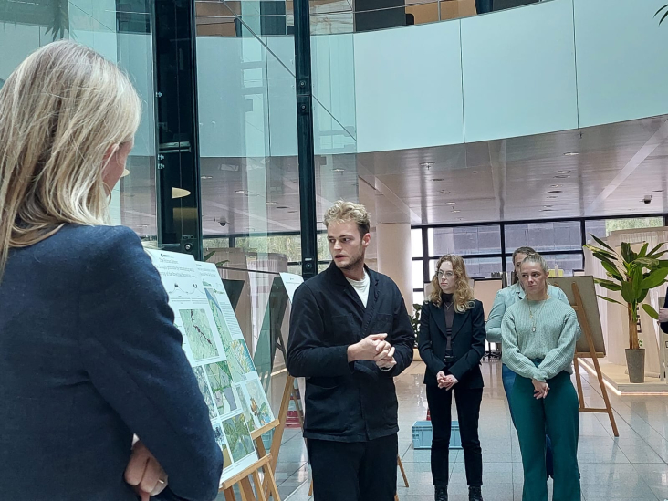 Studenten bouwkunde met gedeputeerde Mirjam Sterk bij de tentoonstelling over de Utrechtse Heuvelrug