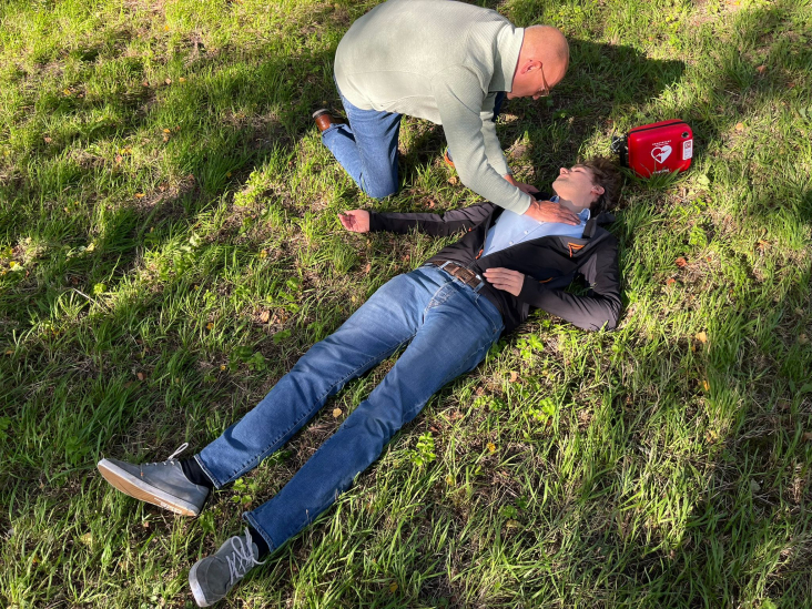 Deze foto is gemaakt tijdens een training reanimeren met een AED, met acteurs. Hoewel een AED makkelijk is in gebruik, is het belangrijk om ermee te oefenen.