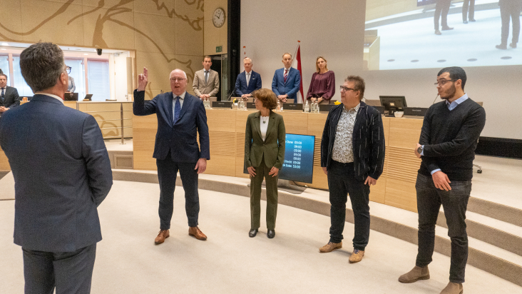 v.l.n.r: Harry Wolting (ChristenUnie), Ellen Brinksma (GroenLinks) en Jurgen Hillaert (GroenLinks) Wolting (ChristenUnie) tijdens hun beëdiging als Statenlid en Hamza Essabiri (DENK) werd beëdigd als commissielid.